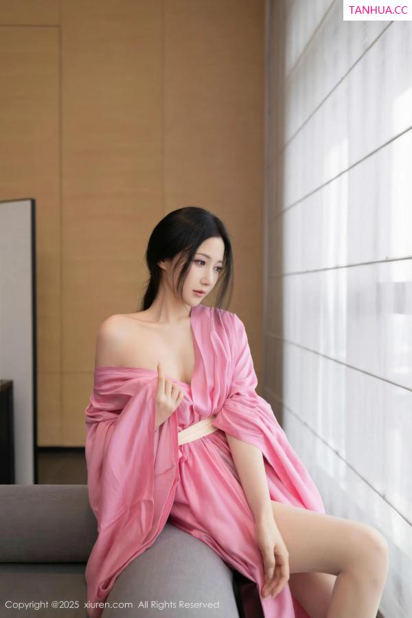 鱼子酱fish  [XiuRen]高清写真图 2025.11.28 No.11049 鱼子酱Fish 粉色月影纱第36张图片